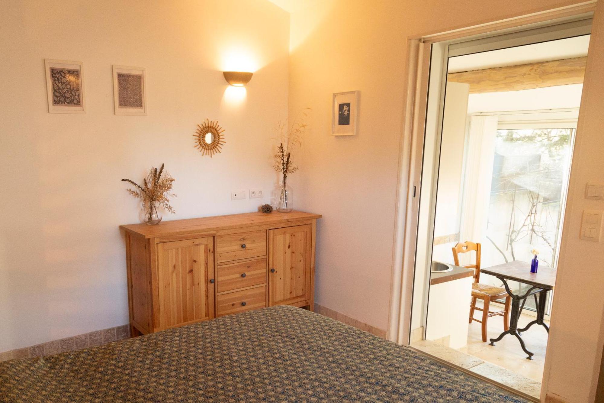 Le Gite Sous Les Pins Les Taillades Exterior foto